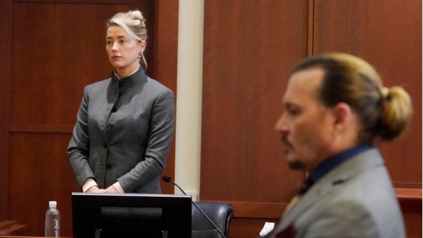 Amber Heard steht im Gerichtsaal im Prozess gegen Johnny Depp