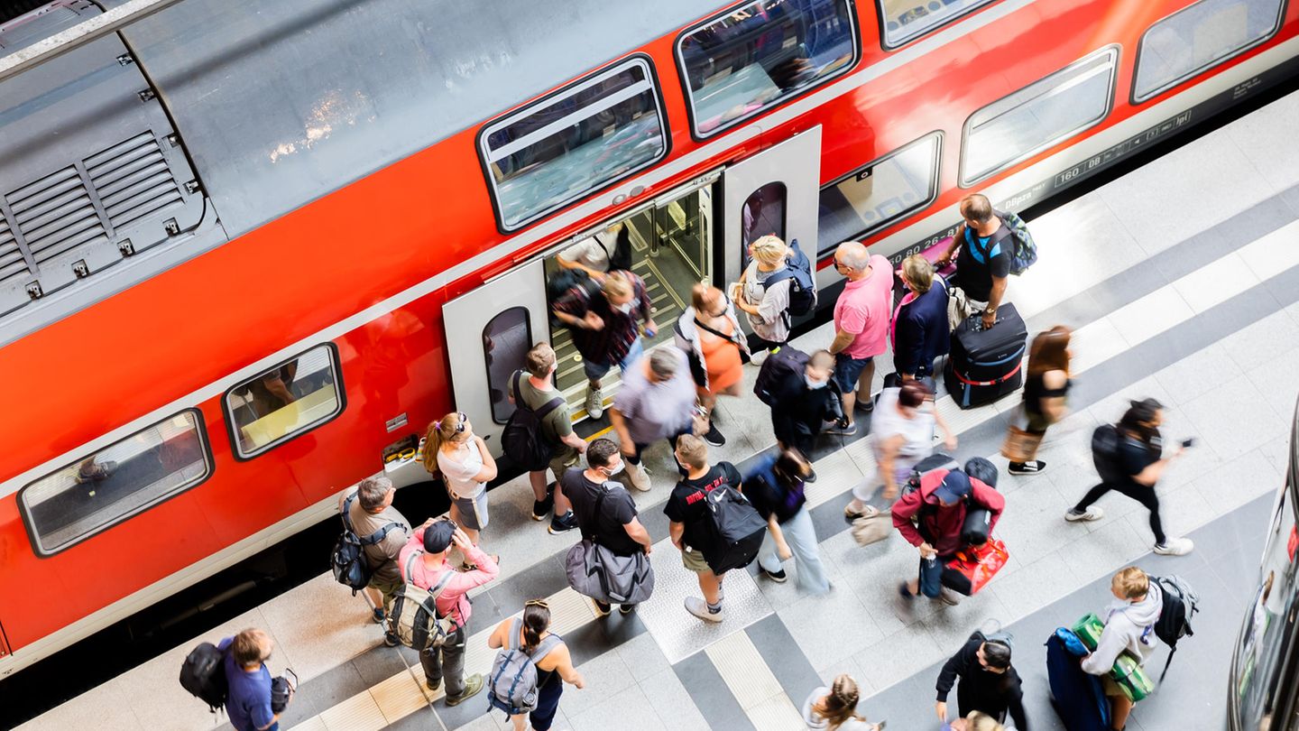 Menschen drängen sich in einen Regionalexpress
