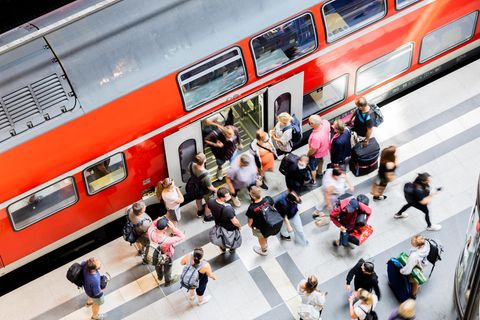 Menschen drängen sich in einen Regionalexpress