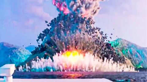 Ein Vulkanausbruch von einem Boot aus gefilmt.