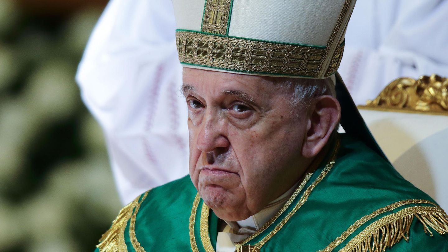 Vatikan, Vatikanstadt: Papst Franziskus nimmt an einer Messe im Petersdom teil