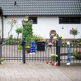 Blumen und Kerzen am Haus von Uwe Seeler