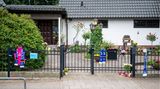 Blumen und Kerzen am Haus von Uwe Seeler