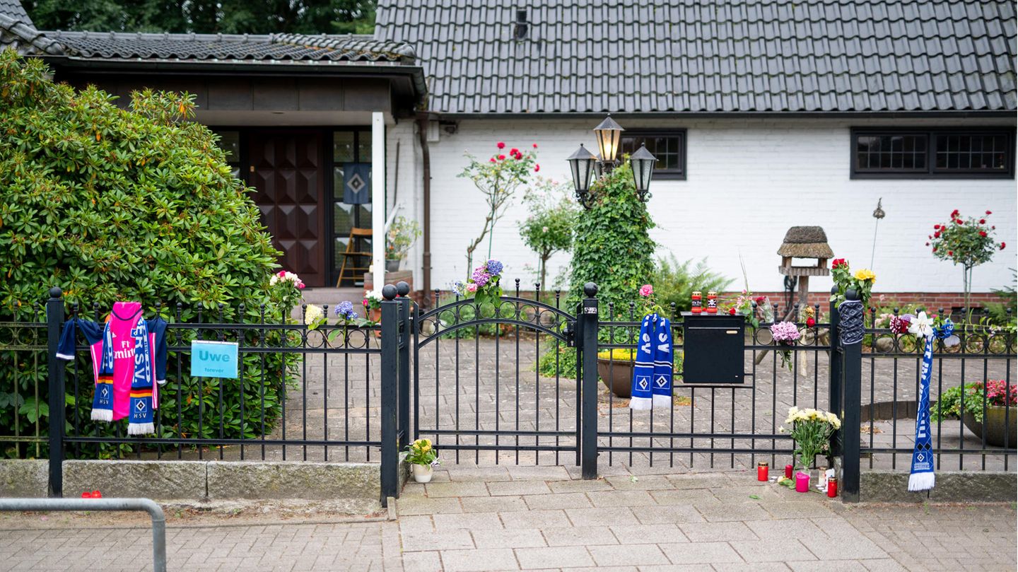 Blumen und Kerzen am Haus von Uwe Seeler