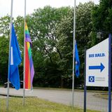 Flaggen am HSV-Trainingsgelände wegen des Todes von Uwe Seeler auf Halbmast