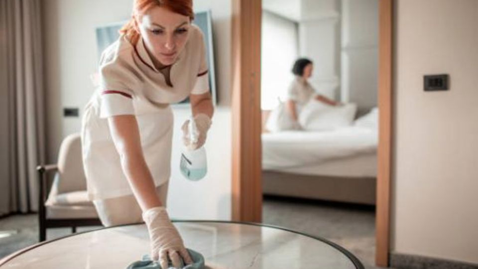 Reinigungskraft klärt auf: Das wird beim Säubern in Hotelzimmern vernachlässigt Reinigungskraft klärt auf: Das wird beim Säubern in Hotelzimmern vernachlässigt