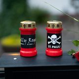 Kerzen von Fans des FC St. Pauli für Uwe Seeler