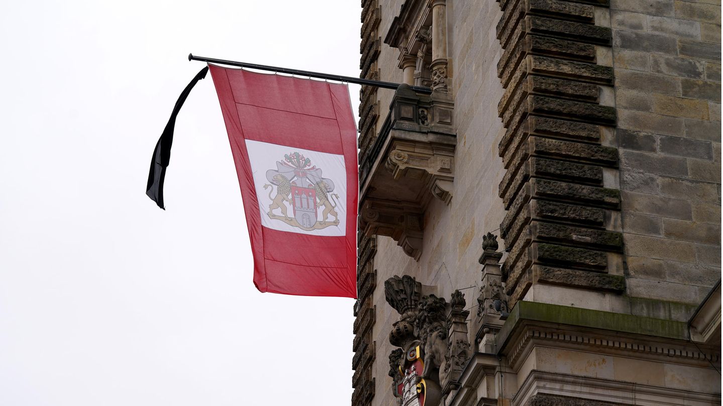 Trauerbeflaggung am Hamburger Rathaus für Uwe Seeler
