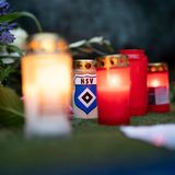 Kerzen am Hamburger Volkspark für Uwe Seeler