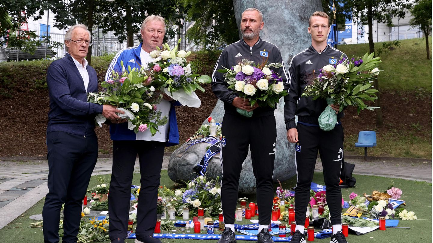 Die früheren HSV-Spieler Bernd Wehmeyer, Horst Hrubesch sowie der aktuelle Trainer Tim Walter und Kapitän Sebastian Schonlau