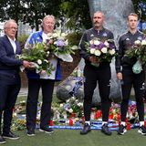Die früheren HSV-Spieler Bernd Wehmeyer, Horst Hrubesch sowie der aktuelle Trainer Tim Walter und Kapitän Sebastian Schonlau