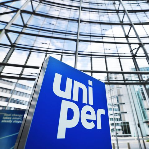 Ein Uniper-Logo steht im Foyer der Hauptverwaltung des Energieversorgungsunternehmens in Düsseldorf