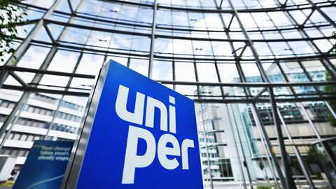 Ein Uniper-Logo steht im Foyer der Hauptverwaltung des Energieversorgungsunternehmens in Düsseldorf