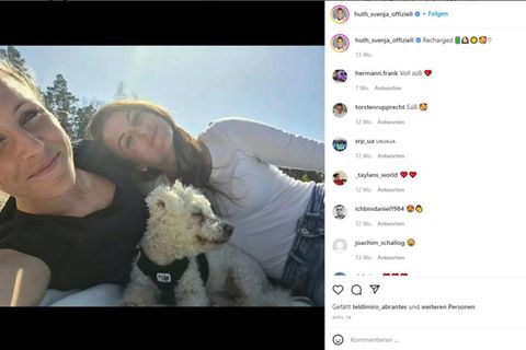 Mittelfeld-Spielerin Svenja Huth, 31 (li.), hat zeigt sich zumeist nur via Instagram mit ihrer Frau