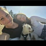 Mittelfeld-Spielerin Svenja Huth, 31 (li.), hat zeigt sich zumeist nur via Instagram mit ihrer Frau