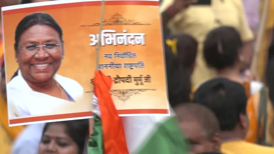 Video: Erstmals Vertreterin der indigenen Minderheit Staatsoberhaupt in Indien Video: Erstmals Vertreterin der indigenen Minderheit Staatsoberhaupt in Indien