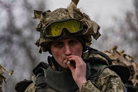 Ukraine-Russland-Krieg: Ein Soldat der Ukraine sitzt in Kramatorsk auf einem Panzer