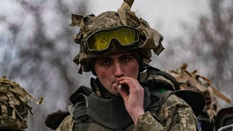 Ukraine-Russland-Krieg: Ein Soldat der Ukraine sitzt in Kramatorsk auf einem Panzer