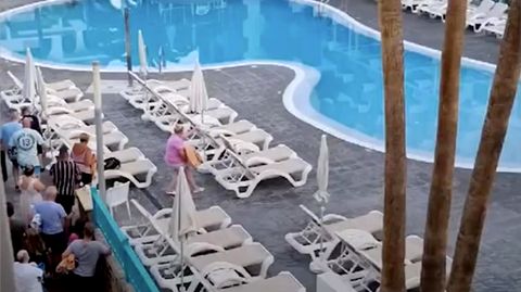 Sommer am Pool: Urlauberin filmt verrückten Kampf um Sonnenliegen