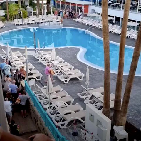 Sommer am Pool: Urlauberin filmt verrückten Kampf um Sonnenliegen