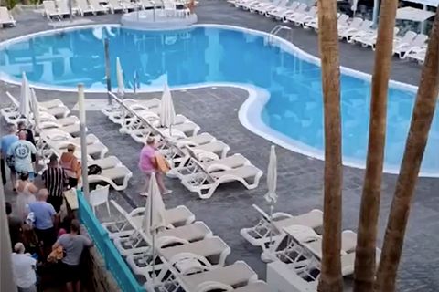 Sommer am Pool: Urlauberin filmt verrückten Kampf um Sonnenliegen