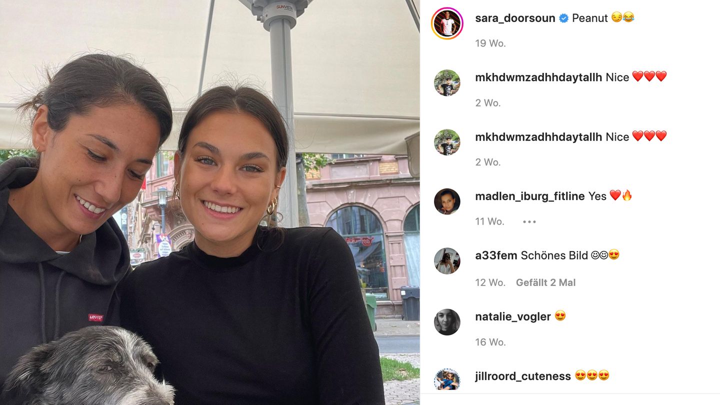 Abwehrspielerin Sara Doorsoun (li.) zeigt sich auf Instagram mit ihrer Freundin Louise Schaaf. Wem die ebenfalls bekannt vorkommt: Sie hat 2021 die RTL-Kuppelshow "Princess Charming" gewonnen – ihr Glück aber dann mit der Fußball-Nationalspielerin gefunden.