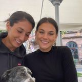 Abwehrspielerin Sara Doorsoun (li.) zeigt sich auf Instagram mit ihrer Freundin Louise Schaaf. Wem die ebenfalls bekannt vorkommt: Sie hat 2021 die RTL-Kuppelshow "Princess Charming" gewonnen – ihr Glück aber dann mit der Fußball-Nationalspielerin gefunden.