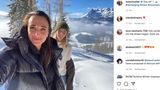 Stürmerin Lea Schüller (hinten) ist mit der österreichischen Seglerin Lara Vadlau liiert. Auf Instagram postete Vadlau ein gemeinsames Foto aus dem Schnee. Dabei ist normalerweise eher flüssiges Wasser Vadlaus Element. Sie war bei den Olympischen Spielen in London und Rio am Start und war in der Bootsklasse 470er zwei Mal Welt- und zwei Mal Europameisterin. Vielleicht darf sich Schüller ja 2022 auf mit einem Titel schmücken – wenn auch im Fußball.