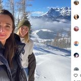 Stürmerin Lea Schüller (hinten) ist mit der österreichischen Seglerin Lara Vadlau liiert. Auf Instagram postete Vadlau ein gemeinsames Foto aus dem Schnee. Dabei ist normalerweise eher flüssiges Wasser Vadlaus Element. Sie war bei den Olympischen Spielen in London und Rio am Start und war in der Bootsklasse 470er zwei Mal Welt- und zwei Mal Europameisterin. Vielleicht darf sich Schüller ja 2022 auf mit einem Titel schmücken – wenn auch im Fußball.