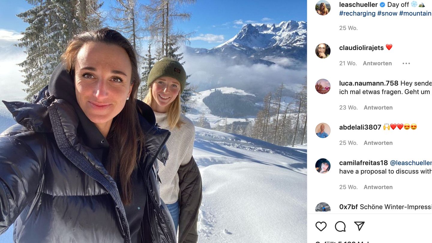 Fußball-EM 2022: Stürmerin Lea Schüller (hinten) ist mit der österreichischen Seglerin Lara Vadlau liiert. Auf Instagram postete Vadlau ein gemeinsames Foto aus dem Schnee. Dabei ist normalerweise eher flüssiges Wasser Vadlaus Element. Sie war bei den Olympischen Spielen in London und Rio am Start und war in der Bootsklasse 470er zwei Mal Welt- und zwei Mal Europameisterin. Vielleicht darf sich Schüller ja 2022 auf mit einem Titel schmücken – wenn auch im Fußball. Stürmerin Lea Schüller (hinten) ist mit der österreichischen Seglerin Lara Vadlau liiert. Auf Instagram postete Vadlau ein gemeinsames Foto aus dem Schnee. Dabei ist normalerweise eher flüssiges Wasser Vadlaus Element. Sie war bei den Olympischen Spielen in London und Rio am Start und war in der Bootsklasse 470er zwei Mal Welt- und zwei Mal Europameisterin. Vielleicht darf sich Schüller ja 2022 auf mit einem Titel schmücken – wenn auch im Fußball.