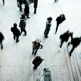 Eine Menschenmenge läuft am Bahnhof durcheinander.