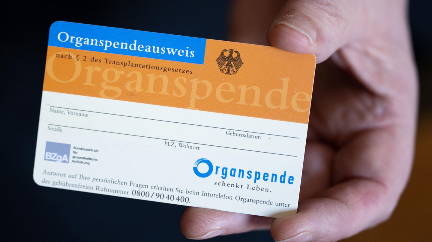 Organspende: Eine Hand hält einen Organspende-Ausweis