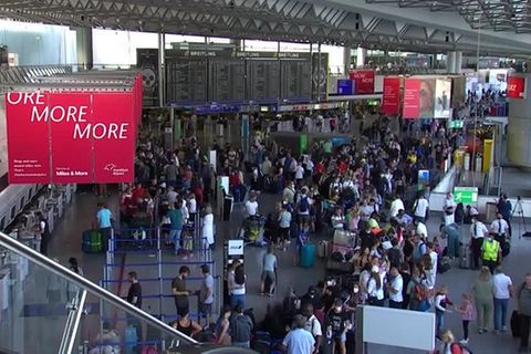 Video: Ferienbeginn in Hessen: Ansturm auf Frankfurter Flughafen erwartet