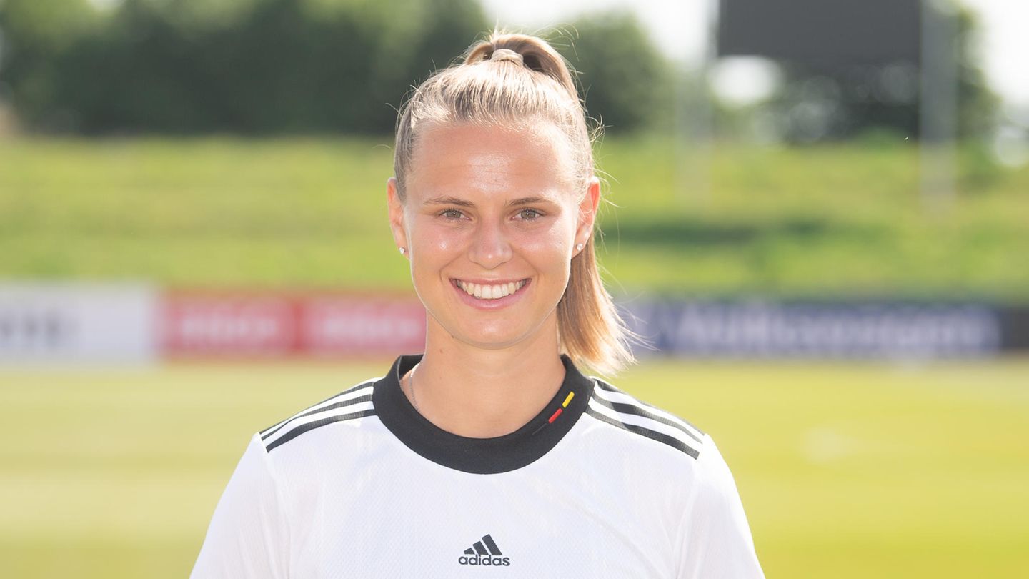 Fußball-EM 2022: Mittelfeldspielerin Klara Bühl, 21, ist seit vier Jahren mit ihrem Freund Simeon Stiefvater zusammen, wie sie "Sport-Bild" erklärte. Stiefvater ist IT-Spezialist und Webdesigner – und hat nach eigenen Angaben auch die Homepage von Bühl gestaltet. Fotos von gemeinsamen öffentlichen Auftritten der beiden sind allerdings selten. Mittelfeldspielerin Klara Bühl, 21, ist seit vier Jahren mit ihrem Freund Simeon Stiefvater zusammen, wie sie "Sport-Bild" erklärte. Stiefvater ist IT-Spezialist und Webdesigner – und hat nach eigenen Angaben auch die Homepage von Bühl gestaltet. Fotos von gemeinsamen öffentlichen Auftritten der beiden sind allerdings selten.