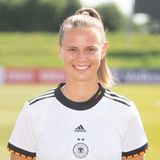 Mittelfeldspielerin Klara Bühl, 21, ist seit vier Jahren mit ihrem Freund Simeon Stiefvater zusammen, wie sie "Sport-Bild" erklärte. Stiefvater ist IT-Spezialist und Webdesigner – und hat nach eigenen Angaben auch die Homepage von Bühl gestaltet. Fotos von gemeinsamen öffentlichen Auftritten der beiden sind allerdings selten.