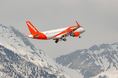 Ein Flugzeug in den Alpen beim Durchstarten