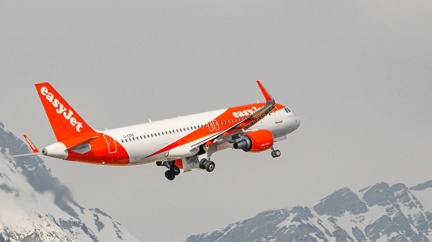 Ein Flugzeug in den Alpen beim Durchstarten