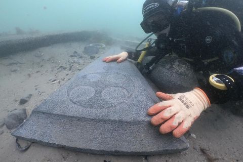 750 Jahre altes Wrack: Archäologen bergen Grabsteine aus Mittelalter-Wrack
