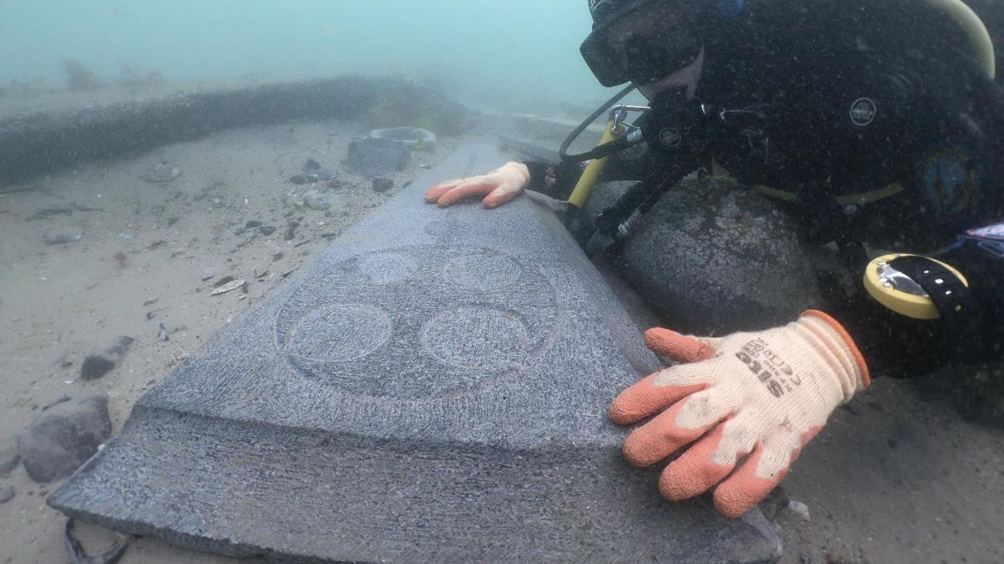 Pecio antiguo: los arqueólogos recuperan lápidas de un barco medieval