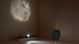 Sie kannte sogenannten "Zauberspiegel" aus anderen Museen und richtete daher ein starkes Licht auf den Spiegel.