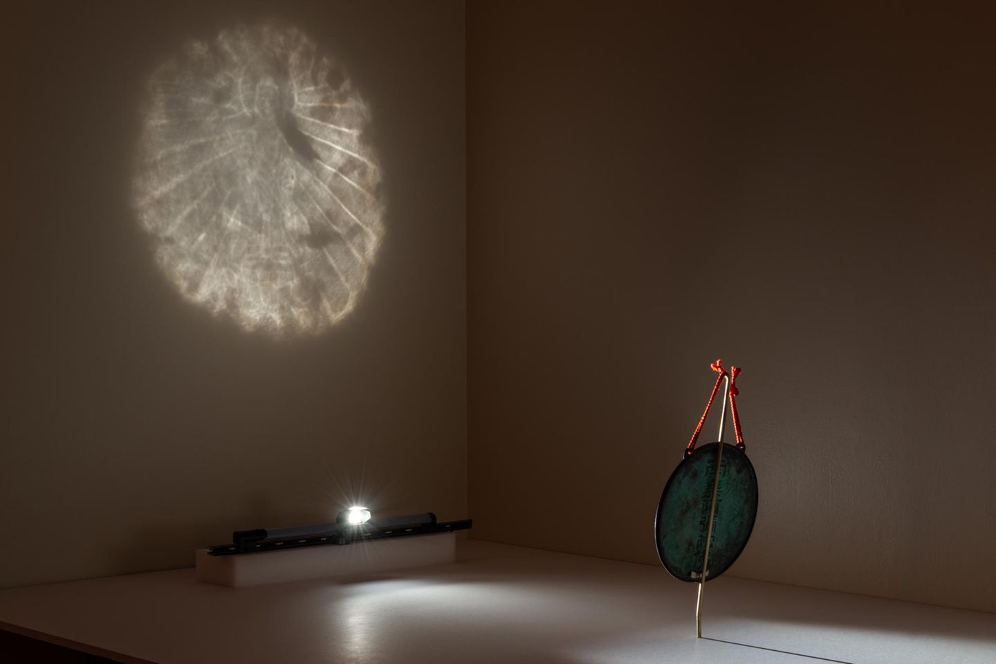 Sie kannte sogenannten "Zauberspiegel" aus anderen Museen und richtete daher ein starkes Licht auf den Spiegel.