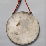 Von vorne sieht der Spiegel gewöhnlich aus. Auffallend ist höchstens, dass er sehr trüb wirkt..