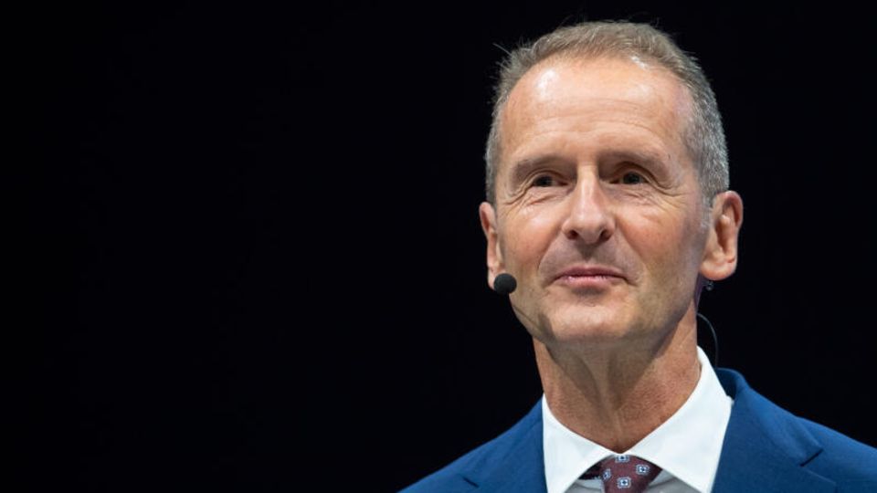Herbert Diess, Vorstandsvorsitzender von Volkswagen, spricht während der IAA auf einer Bühne