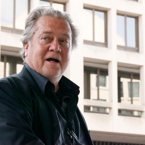 Steve Bannon vor dem Gebäude des Bundesgerichtes in Washington, DC
