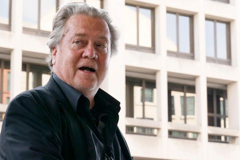 Steve Bannon vor dem Gebäude des Bundesgerichtes in Washington, DC