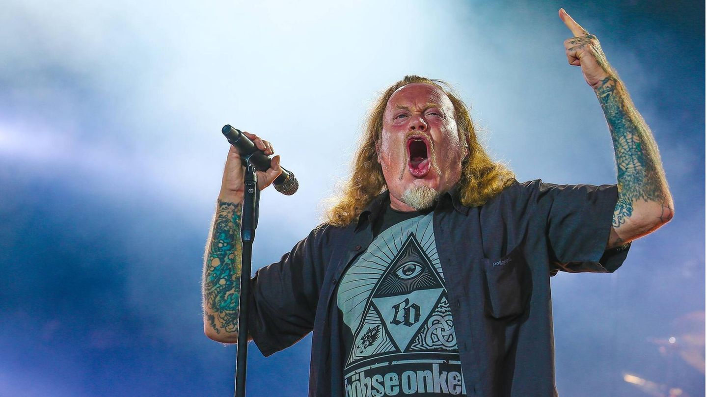 Polizisten stehen bei einem Einsatz auf der Straße. Foto: Hendrik Schmidt/dpa/Symbolbild