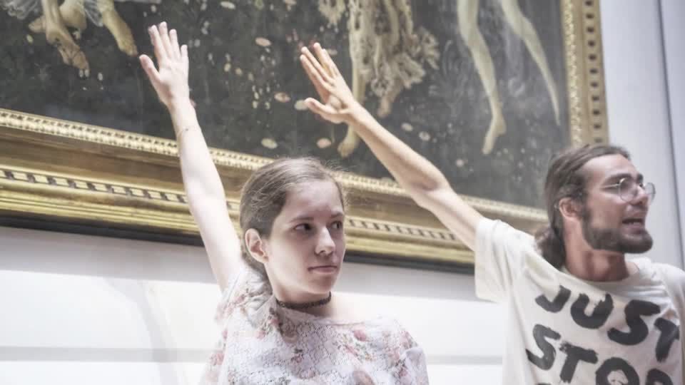 Video: Festgeklebt! Klimaaktivisten in den Uffizien in Florenz