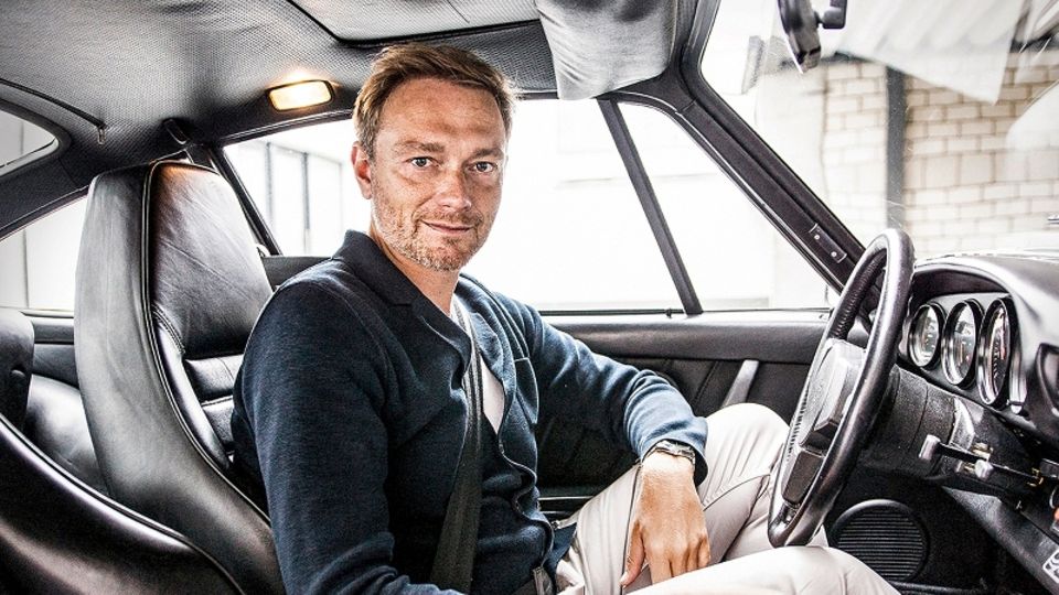 Christian Lindner is sitting in a Porsche