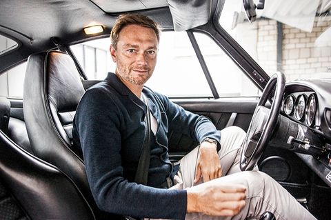 Christian Lindner sitzt in einem Porsche