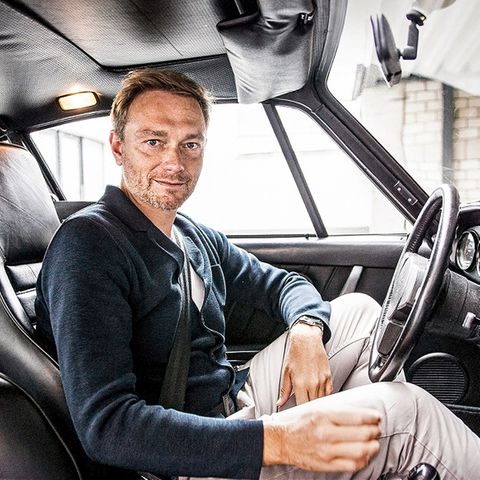Christian Lindner sitzt in einem Porsche